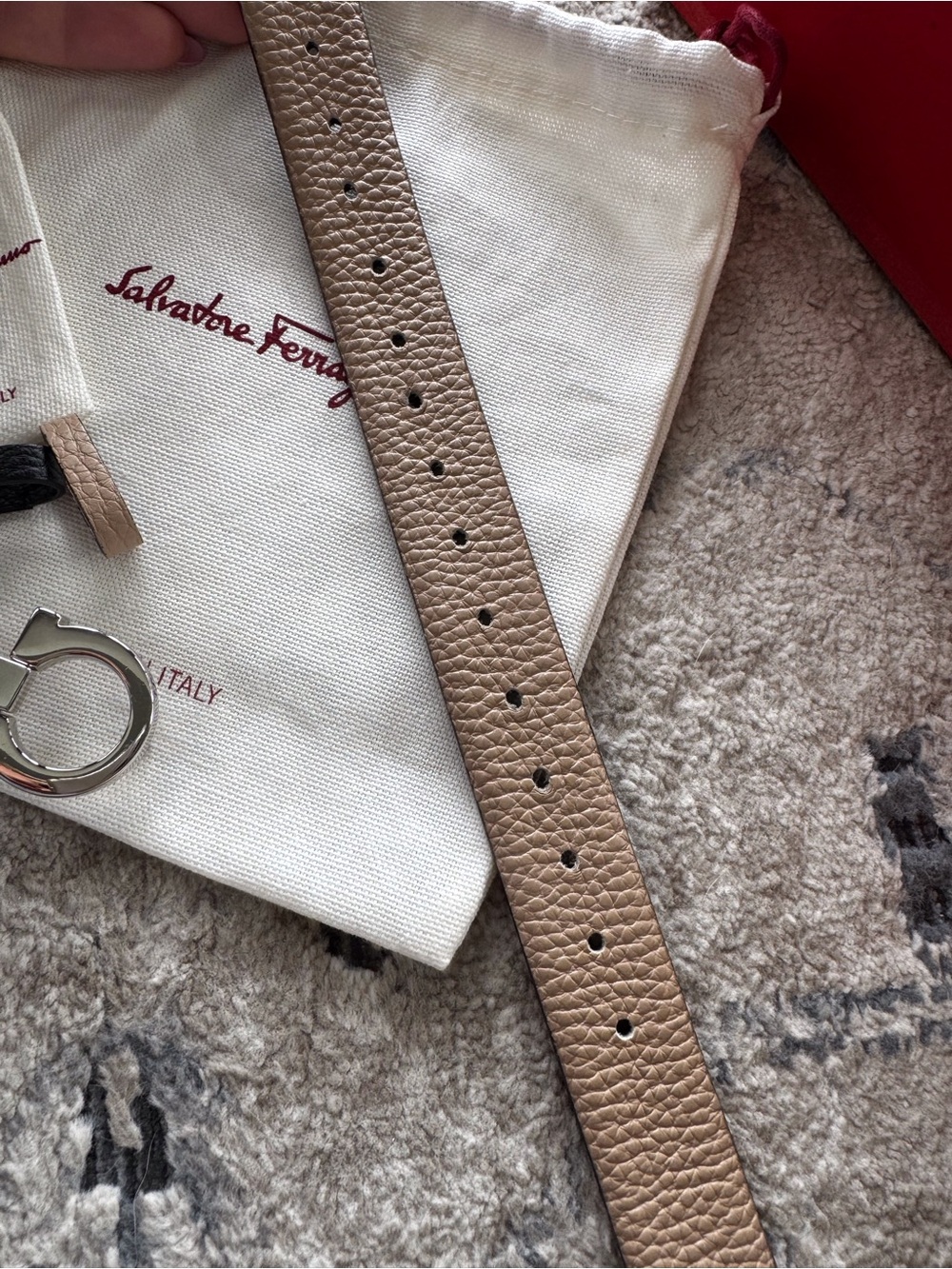Salvatore Ferragamo Women Two-Tone Reversible Leather Belt in Beige and Black - Picture 13 of 14